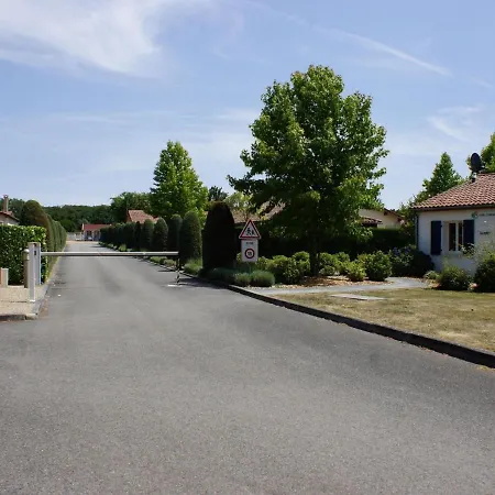 In With Golf And Pool Сasa de vacaciones