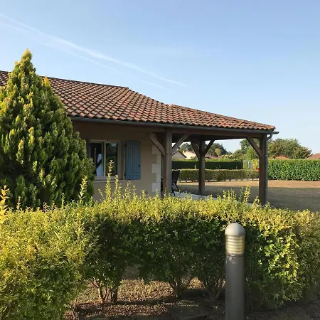 Сasa de vacaciones In With Golf And Pool Les Forges (Deux-Sevres)