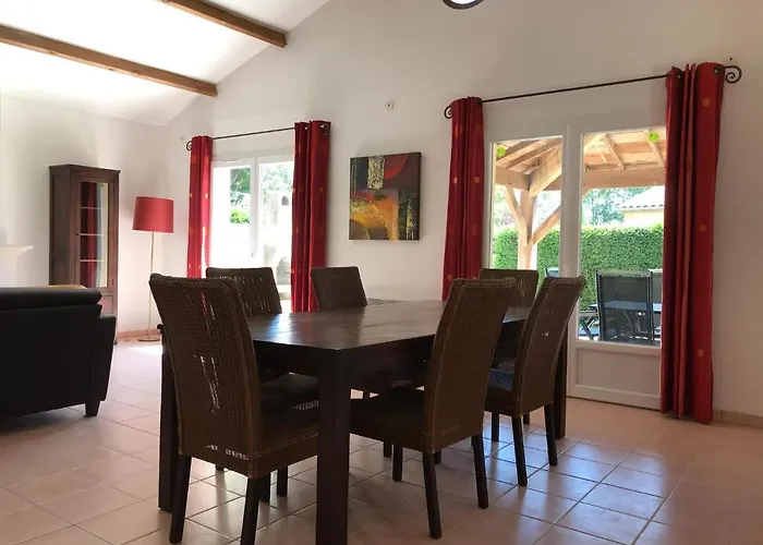 Сasa de vacaciones In With Golf And Pool