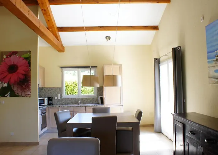 Сasa de vacaciones In With Golf And Pool