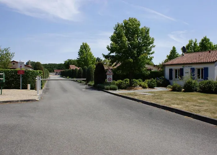 In With Golf And Pool Сasa de vacaciones