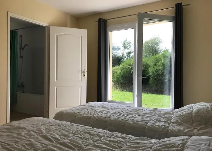 Сasa de vacaciones In With Golf And Pool Les Forges (Deux-Sevres)