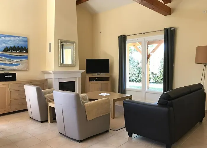 Сasa de vacaciones In With Golf And Pool *