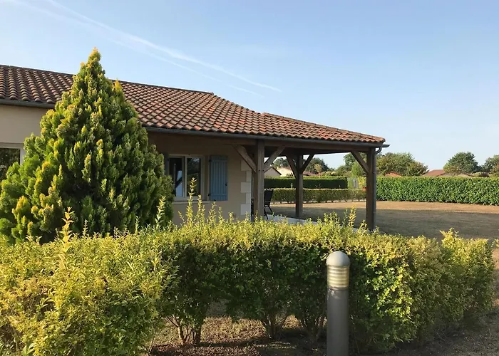 Сasa de vacaciones In With Golf And Pool Les Forges (Deux-Sevres)